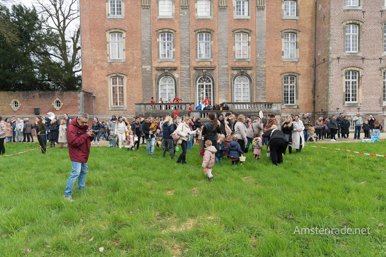 De traditie van Paaseieren rapen in Amstenrade wordt voortgezet!